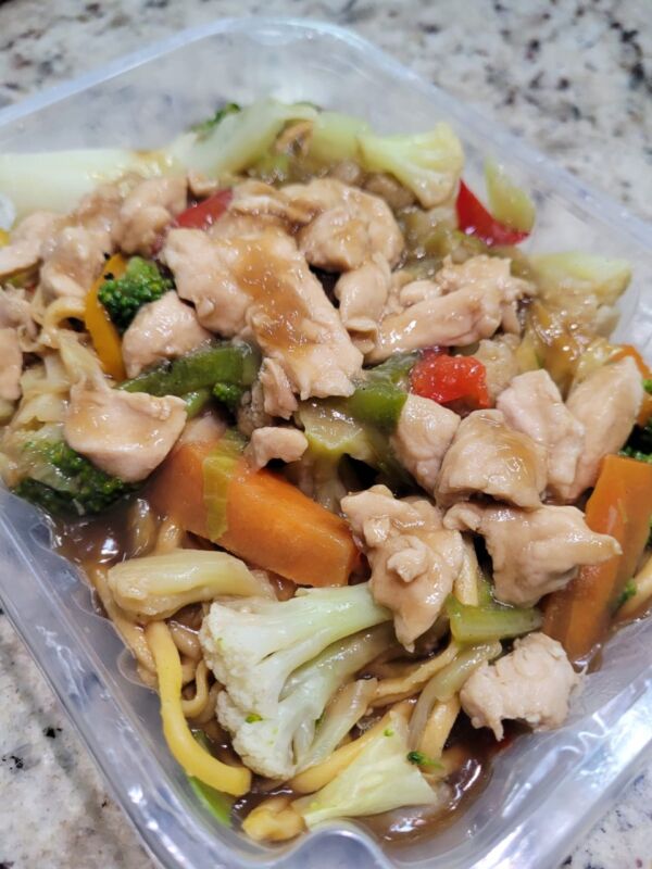 YAKISOBA DE FRANGO